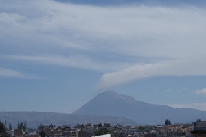 Volcán El altar echando humo