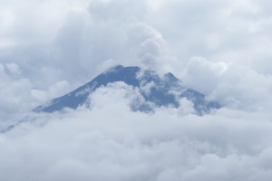 Vocan Tungurahua entre nubes