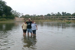 Con Obdulia y Mayra en el rio